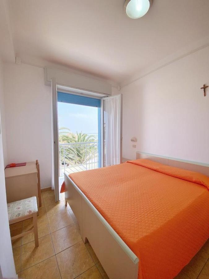 Hotel Dinarica Marotta Exteriör bild