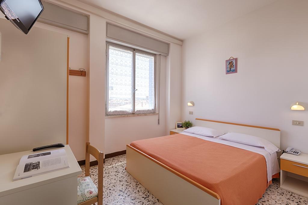 Hotel Dinarica Marotta Exteriör bild